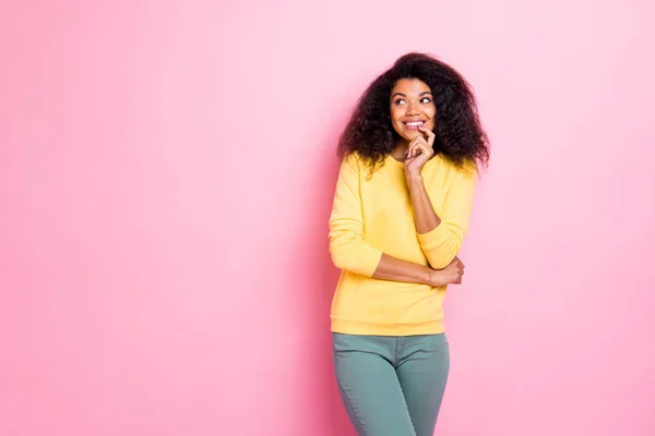 Porträtt av glada positiva svart flicka tror har drömmar tankar om hennes framtida helger njuta av hennes kontemplation bära gul jumper isolerad över rosa färg bakgrund — Stockfoto