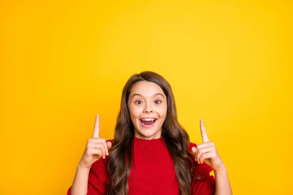 Wow mira ventas Cerrar foto niño impresionado grito omg índice dedo noticias recomendar descuentos elegir decidir asesorar anuncios recoger consejos usar ropa de moda aislado sobre fondo de color amarillo — Foto de Stock