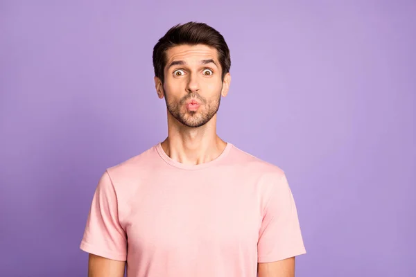 Close-up portret van zijn hij mooie aantrekkelijke vrolijke vrolijke funky bebaarde man met roze tshirt pruik lippen verzenden kus gek geïsoleerd over violet paars lila pastel kleur achtergrond — Stockfoto