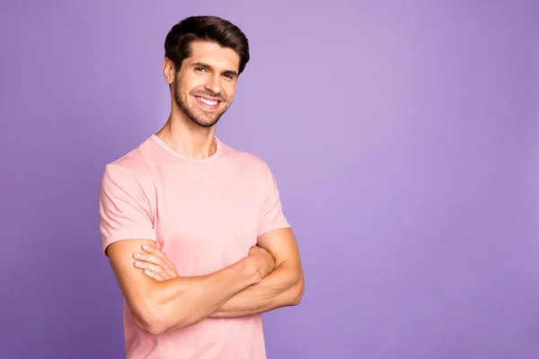 Retrato de su bonito atractivo guapo alegre alegre contenido barbudo chico freelancer con camiseta rosa brazos cruzados aislados sobre violeta lila pastel color fondo — Foto de Stock