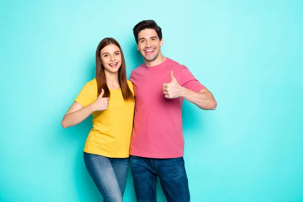 Retrato de su ella ella agradable atractiva alegre alegre contenido pareja abrazo mostrando thumbup anuncio consejo aislado sobre brillante brillo vivo vibrante verde turquesa fondo —  Fotos de Stock