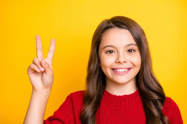 Close up foto de conteúdo alegre positivo criança se divertir em férias de outono fazer v-sinais desgaste boa aparência roupas isoladas sobre fundo de cor amarela — Fotografia de Stock