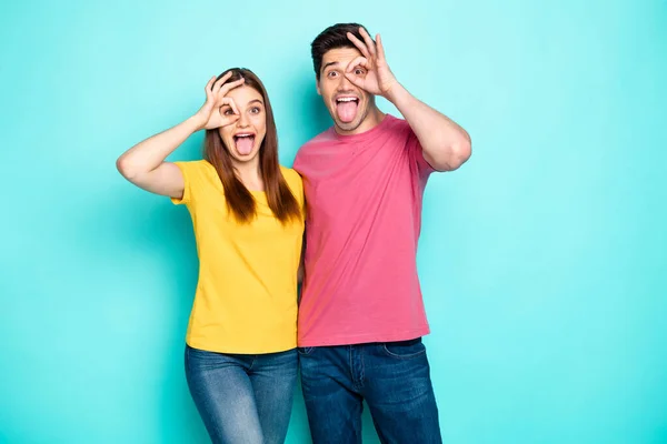 Portrait of his he her she nice attractive lovely crazy cheerful cheery couple hugging showing ok-sign like glasses having fun isolated over bright vivid shine vibrant green turquoise background — Stock Photo, Image
