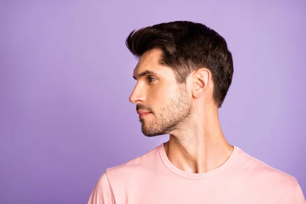 Närbild profil sida visa porträtt av hans han trevlig attraktiv söt söt lugn innehåll skäggig brunett kille bär rosa tröja tittar åt sidan isolerad över violett lila lila pastell färg bakgrund — Stockfoto