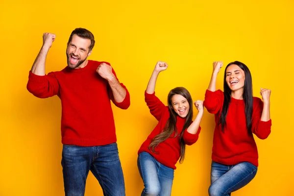 Foto de alegre bonito olhar agradável família alegrou-se vestindo jeans jeans camisolas vermelhas admirando adorando gritando morena cabelos isolados sobre cor viva fundo amarelo — Fotografia de Stock