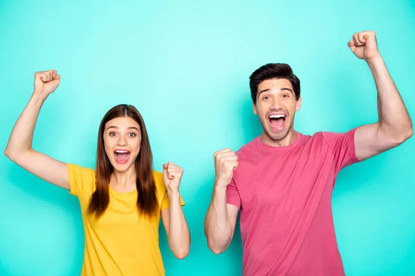 Retrato dele ele ela agradável atraente alegre alegre casal celebrando louco primavera venda desconto boa notícia isolado mais brilhante vívido brilho vibrante verde azul turquesa fundo — Fotografia de Stock