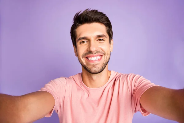 Zelfportret van zijn hij mooi aantrekkelijk schattig vrolijk vrolijk baard brunet guy dragen roze tshirt droom geïsoleerd op violet paars lila pastel kleur achtergrond — Stockfoto