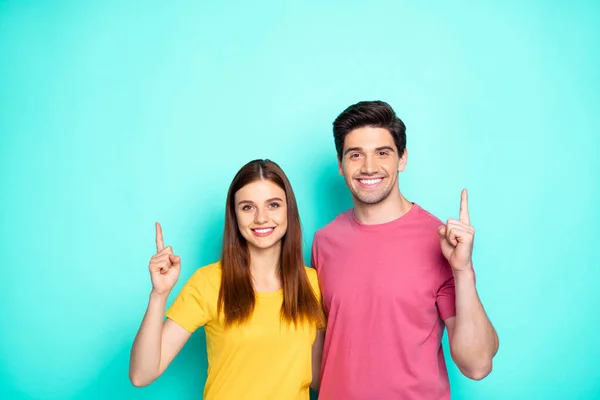 Retrato de su ella ella agradable atractivo encantador alegre alegre alegre contenido pareja abrazos apuntando hacia arriba anuncio noticias novedad aislado sobre brillante brillo vivo vibrante verde turquesa fondo —  Fotos de Stock