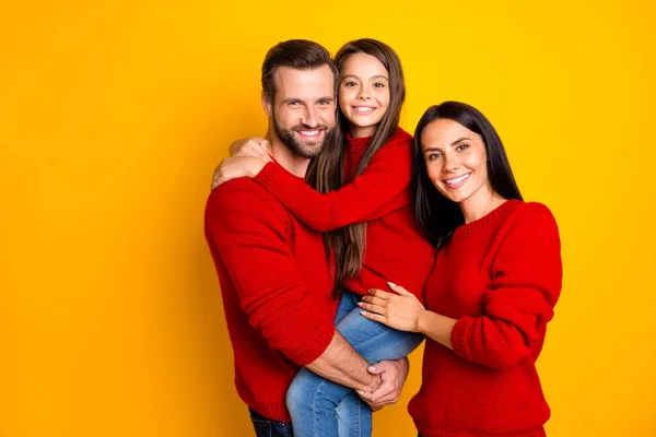Foto della giornata funky denti bella famiglia affascinante con bambino che indossa jeans denim rosso maglione padre che tiene figlia con le mani madre abbracciando isolato su sfondo di colore vivido — Foto Stock