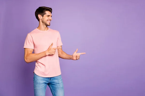 Πορτρέτο του ο ωραίος ελκυστικό χαρούμενο χαρούμενο περιεχόμενο γενειοφόρος τύπος φορώντας ροζ μπλουζάκι δείχνοντας δύο δάχτυλα στην άκρη σαν αντίγραφο χώρο που απομονώνονται σε βιολετί μωβ λιλά παστέλ χρώμα φόντο — Φωτογραφία Αρχείου