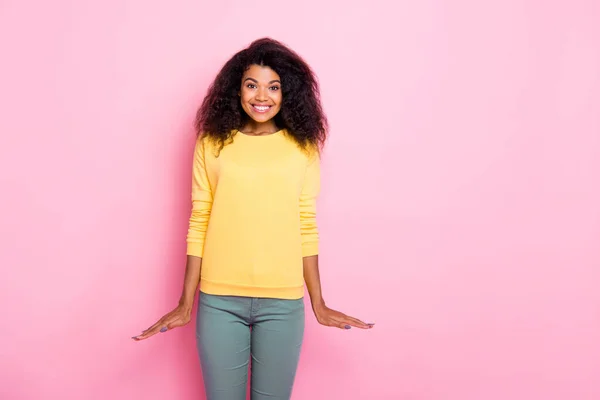 Πορτρέτο των θετικών χαρούμενα αφρικανική κυρία έχουν τα Σαββατοκύριακα τα πόδια με τους καλύτερους φίλους της αισθάνονται ειλικρινής παιδική φορούν κίτρινο πουλόβερ απομονώνονται σε ροζ φόντο χρώμα — Φωτογραφία Αρχείου