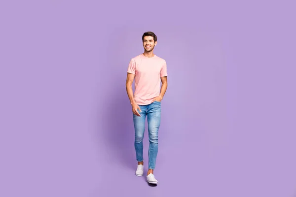 Full length body size άποψη του το ωραίο ελκυστικό χαρούμενο χαρούμενο περιεχόμενο τύπος φορώντας ροζ μπλουζάκι περιπάτους περπάτημα απομονώνονται σε βιολετί μωβ λιλά παστέλ χρώμα φόντο — Φωτογραφία Αρχείου