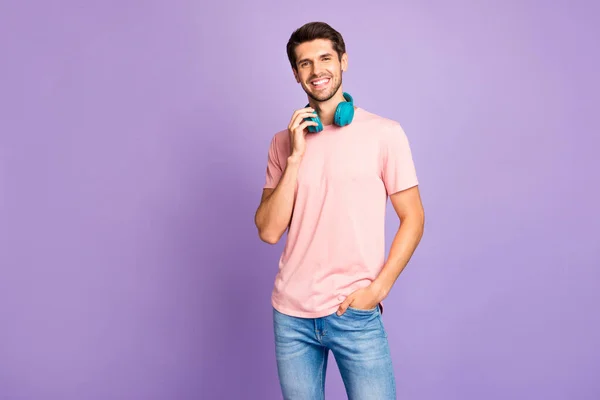 Porträt seiner schönen attraktiven schönen fröhlichen fröhlichen Kerl trägt rosa T-Shirt Bluetooth-Kopfhörer mp3-Gerät Gadget-Player genießen isoliert auf violett lila pastellfarbenen Hintergrund — Stockfoto