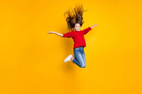 Foto de tamaño completo de la señora bonita excitada saltando alto peinado vuelo aire increíble fin de semana de humor desgaste rojo jersey de punto y pantalones vaqueros aislados fondo amarillo —  Fotos de Stock