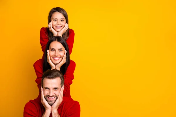 Foto di carino affascinante bella allegra ammirando adorabile famiglia sorridente denti creando spazio vuoto isolato su vivido sfondo di colore giallo formando piramide — Foto Stock