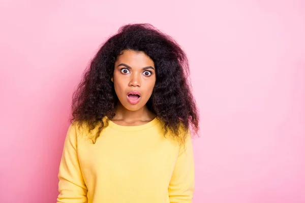 Retrato de impresionado chica africana sorprendida escuchar información de noticias dicen omg sentirse estresado desgaste frustrado ropa de moda con estilo aislado sobre fondo de color rosa —  Fotos de Stock