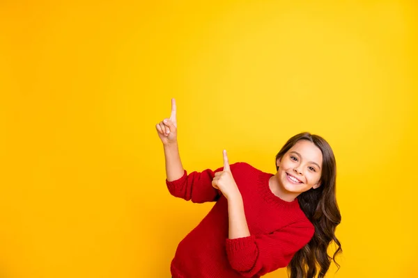 Retrato de cabellos rizados alegres funky punto niño dedo copia espacio recomendar elección decisión consejo indicar anuncios promo compartir retroalimentación desgaste moderno pulóver aislado color amarillo fondo — Foto de Stock