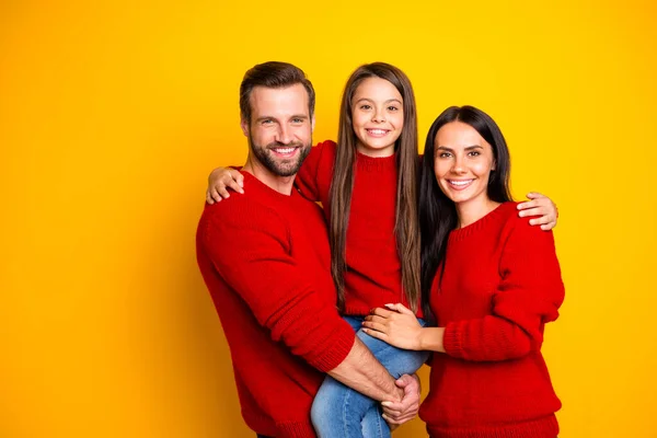 Foto von fröhlich nett nett faszinierende Familie umarmt einander liebevoll tragen Jeans Jeans Hände halten genießen gemeinsame Freizeit isoliert über lebendige Farbe gelb Hintergrund — Stockfoto