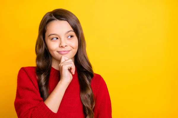 Retrato de niña astuta mente interesada modelo astuto pensar trucos de plan para sus amigos usan suéter de estilo aislado sobre fondo de color amarillo — Foto de Stock