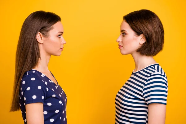 Profil foto av två fantastiska damer står mittemot hat varandra bestämma vem som är bättre bära casual streckade och randiga t-shirts isolerade gul bakgrund — Stockfoto