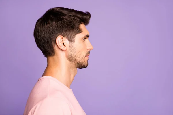 Close-up profil boczny widok portret jego on ładne atrakcyjne spokojne treści brunet brodaty facet noszenie różowy koszulka izolowane na fioletowy fioletowy fioletowy liliowy pastel kolor tło — Zdjęcie stockowe
