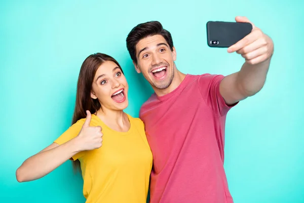 Close-up retrato dele ele ela agradável atraente encantador alegre casal fazendo selfie mostrando polegar isolado sobre brilhante brilho vívido vibrante verde turquesa fundo — Fotografia de Stock