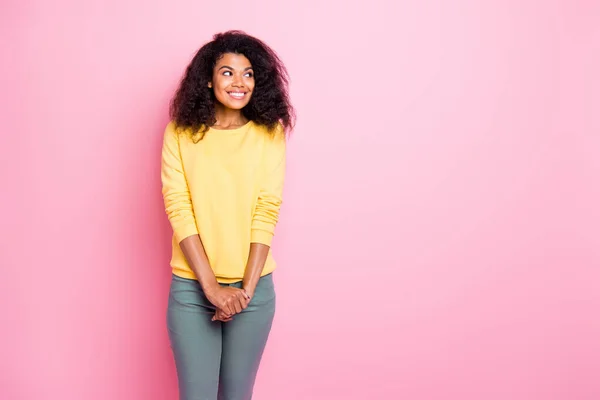Портрет веселой милой африканской девушки есть выходные рады наслаждаться свободное время думаю о ее лучший друг мужской носить желтый свитер брюки изолированы на розовом фоне — стоковое фото