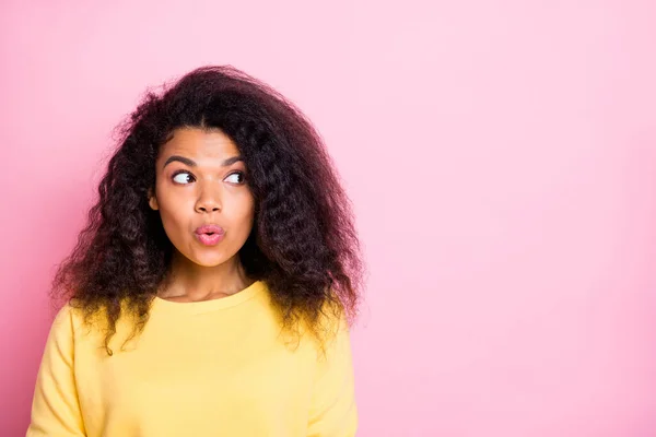 Retrato de cerca de ella ella bonita atractiva encantadora encantadora linda mente bonita de pelo ondulado chica pucheros labios pensando mirando a un lado aislado sobre rosa pastel color fondo —  Fotos de Stock