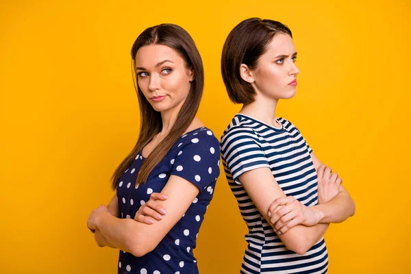 Profil foto av två fantastiska damer på dåligt humör hade slagsmål inte prata med varandra stående back-to-back slitage sommar casual t-shirts isolerad gul bakgrund — Stockfoto