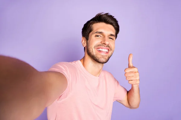 Autorretrato de su agradable atractivo seguro alegre alegre alegre barbudo morena tipo con camiseta rosa que muestra consejo anuncio pulgar aislado sobre violeta púrpura lila pastel color fondo —  Fotos de Stock