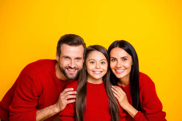 Zdjęcie wesoły modny stylowy uroczy uroczy rodziny z ludźmi relaks razem córka spędzając wolny czas na żółtym żywym tle kolorów — Zdjęcie stockowe