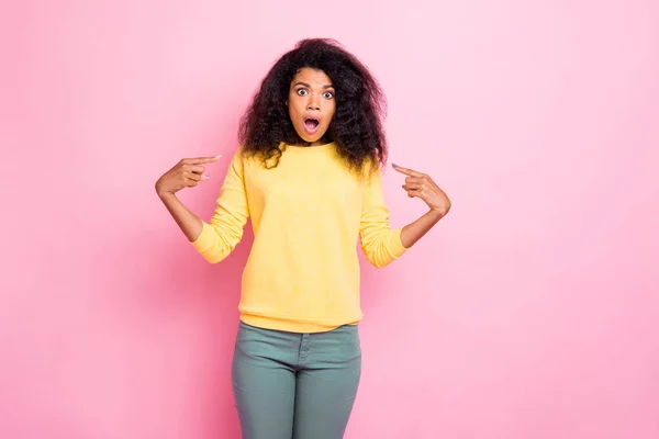 Retrato de negativo asombrado chica negra apuntar a sí misma grito omg impresionado por la horrible decisión de la noticia desgaste suéter amarillo pantalones aislados sobre fondo de color pastel — Foto de Stock