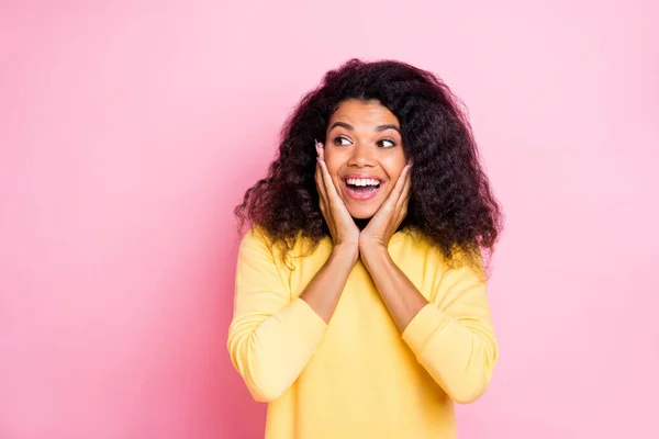 Primer plano retrato de ella ella agradable brillo atractivo encantador bonito alegre alegre alegre alegre chica de pelo ondulado expresando deleite buenas noticias grandes aislado sobre rosa pastel color fondo —  Fotos de Stock