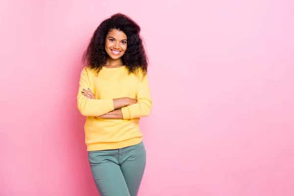 ポジティブな陽気なフレンドリーなアフリカの女の子起業家の肖像彼女の手は見て楽しむ彼女の仕事の同僚は、パステルカラーの背景に隔離された黄色のプルオーバーパンツを着用 — ストック写真