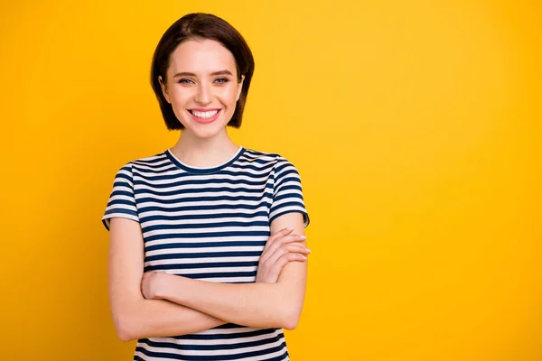 Foto de senhora de negócios incrível com as mãos cruzadas empresa representante esperando investidores desgaste branco azul listrado t-shirt isolado cor amarela fundo — Fotografia de Stock