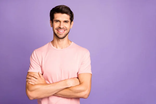 그 의 매력적 이고 매력적 인 매력적 인 밝고 명랑 한 브루넷 수염을 한 남자의 초상화 보라색 라일락 파스텔 색 배경 위에 고립된 분홍색 티셔츠를 입고 있었다. — 스톡 사진