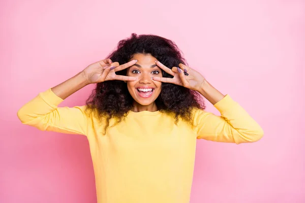 Portrét okouzlující pozitivní veselá černá dáma mají víkendy pocit, že obsah upřímný, aby V-značky smích opotřebení žlutý dobrý vzhled oblečení izolované přes pastelové barvy pozadí — Stock fotografie