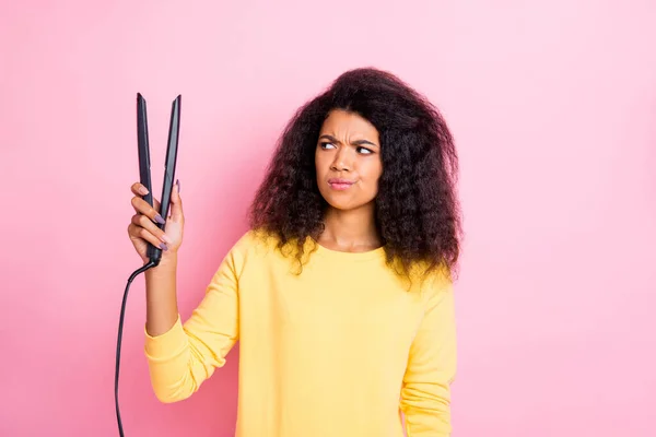 Ritratto di mentalità pensieroso afro americano ragazza tenere i capelli sguardo raddrizzatore pensare sarà buono sentire incerto indossare vestiti gialli isolati su sfondo di colore rosa — Foto Stock