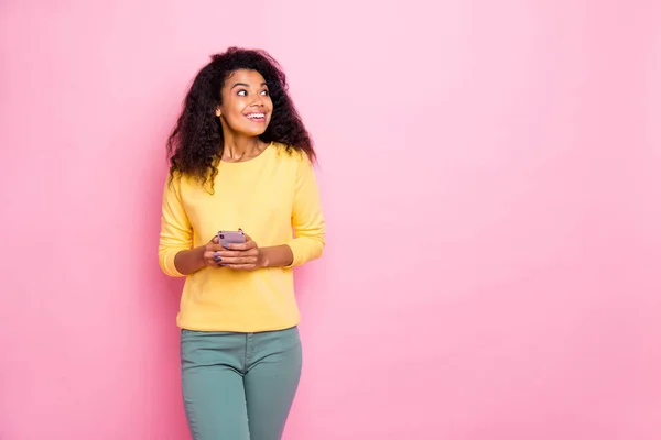Portrét vzrušené funky bláznivé africké závislá dívka pomocí mobilního telefonu získat oznámení mají mnoho následovníků v blogech pravdivé bloggerů nosit stylové oblečení kalhoty izolované přes pastelové barvy pozadí — Stock fotografie