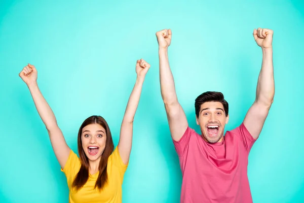 Retrato de sua ele ela agradável atraente satisfeito alegre casal celebrando startup projeto avanço isolado sobre brilhante brilho vívido vibrante verde azul turquesa fundo — Fotografia de Stock