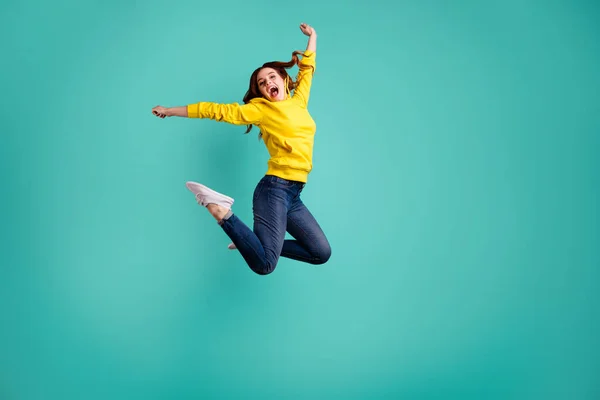 Full length body size foto van gekke vrolijke charmante zoete vrij leuk schattig millennial meisje dragen jeans denim springen na het weten van nieuwe informatie reageren geïsoleerde levendige teal kleur achtergrond — Stockfoto