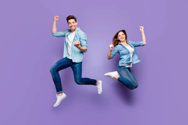 Foto em tamanho completo de cônjuges engraçados funky dois alunos saltar show bíceps tríceps sentir poderoso desfrutar de data desgaste jeans roupa jeans isolado sobre violeta cor roxa fundo — Fotografia de Stock