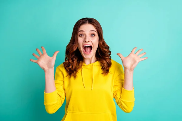 Foto di ondulato urlando urlando ragazza eccitata mostrando le mani palme con la bocca spalancata isolato su sfondo di colore turchese vivido — Foto Stock