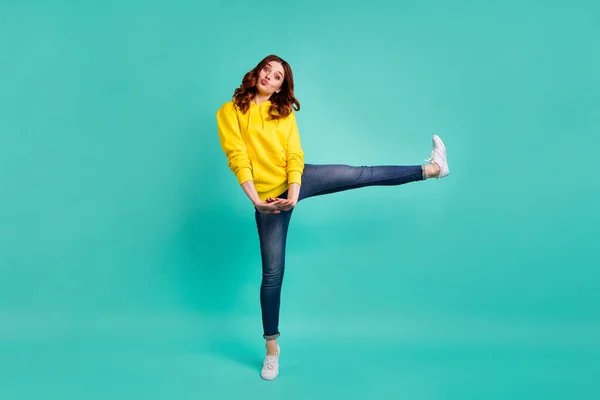 Volledige lichaamslengte foto van dwaze vrolijke schattig mooi zoet dragen jeans denim zoenen u door de lucht speels in schoenen geïsoleerd over turquoise levendige kleur achtergrond — Stockfoto