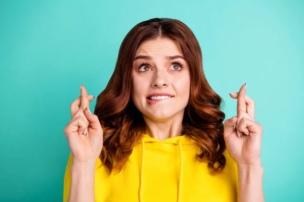 Foto de la elegante chica temerosa ondulada ondulada rizada asustada anticipando de mal humor usando suéter amarillo sudadera mordiendo sus labios aislados sobre fondo de color vivo turquesa — Foto de Stock