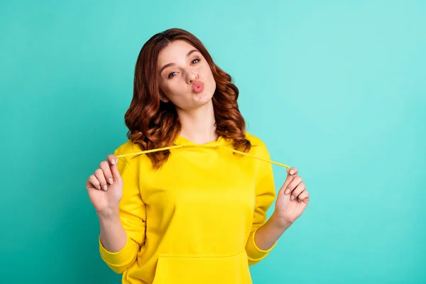 Foto di riccio affascinante dolce carino bella giovane signora che ti bacia attraverso l'aria con le labbra pouted giocosamente isolato su sfondo di colore turchese vivido — Foto Stock