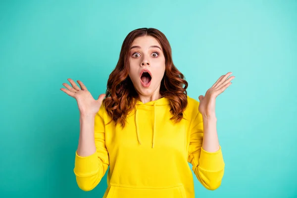 Foto de grito sem palavras jovem em estupor gritando omg wow com olhos e boca aberta expressando emoções terríveis com rosto isolado sobre fundo cor teal vibrante — Fotografia de Stock