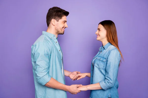 Foto del lado del perfil de pareja casada romántica cogida de la mano tienen sensación de cita romance disfrutar de vacaciones usar ropa de buen aspecto aislado sobre el color violeta púrpura fondo — Foto de Stock