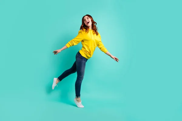 Ganzkörpergröße Foto von niedlich charmant fröhlich süße hübsche Mädchen genießen Laufen in Jeans Jeansschuhe isoliert über türkis helle Farbe Hintergrund — Stockfoto