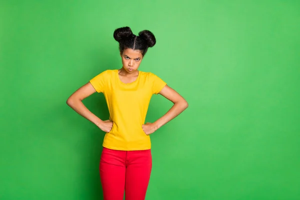 Фото довольно темная кожа леди не удовлетворены ответом бойфренда держаться за руки стороны выражают агрессию носить повседневную желтую футболку красные брюки изолированы зеленый фон — стоковое фото
